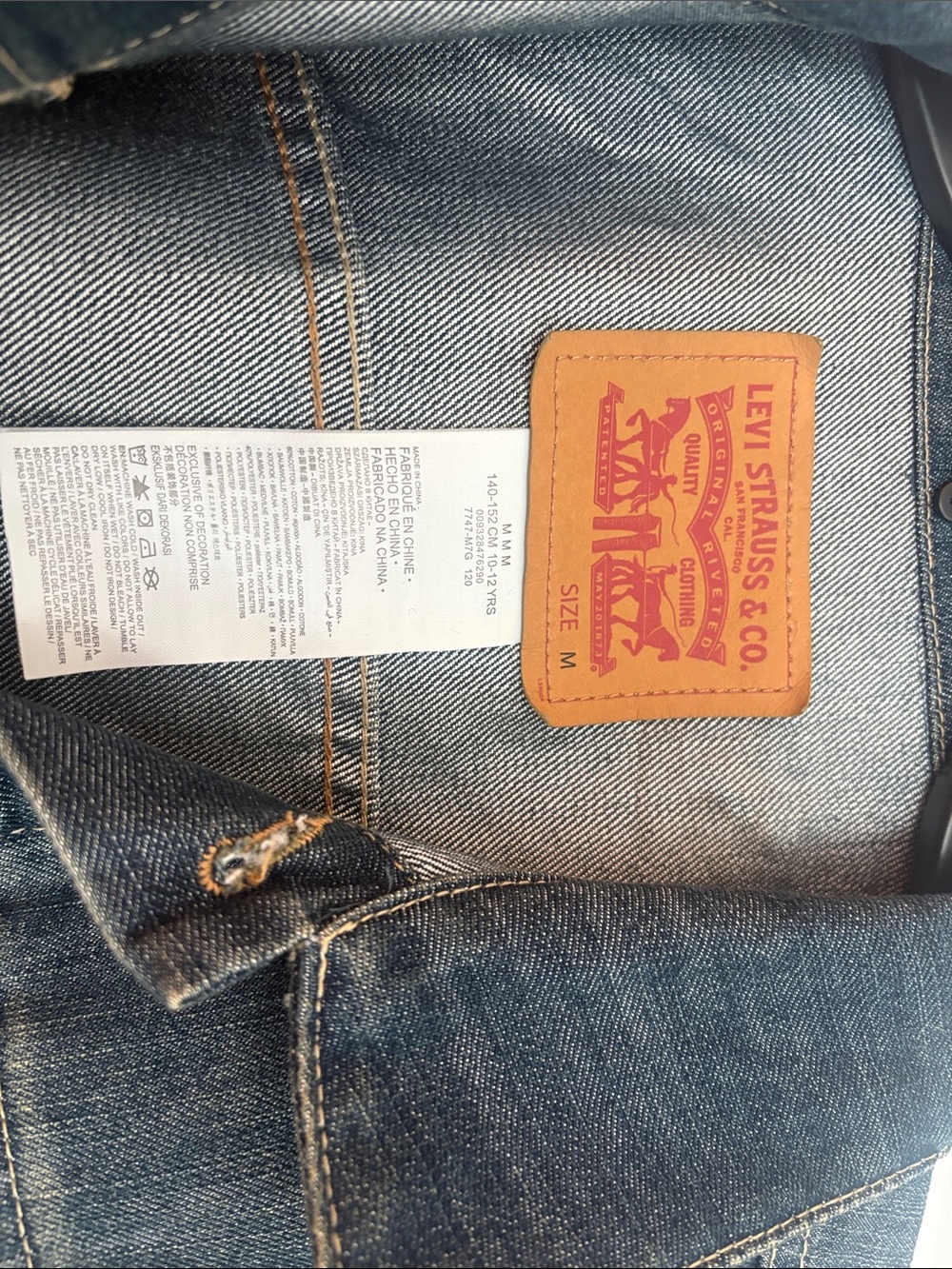 NWOT 💙 Levi's Indigo Blue Denim Trucker Jacket - Picture 4 of 6